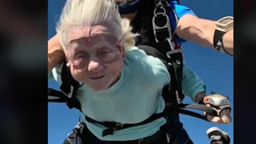 104 évesen ugrott ki egy repülőből! + Videó!
