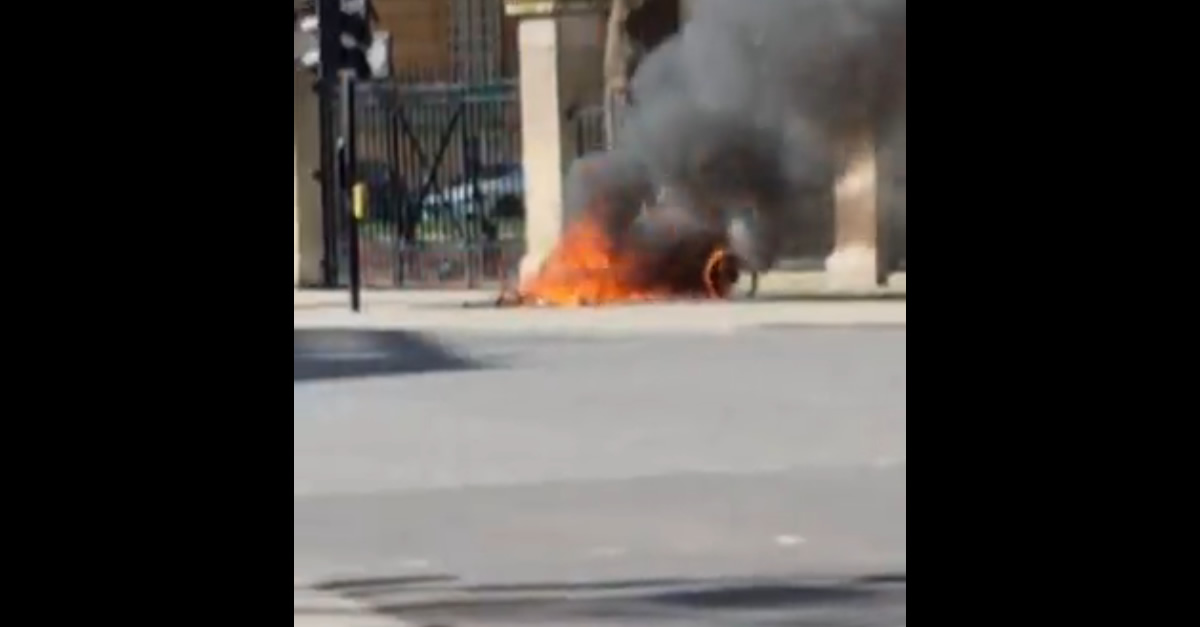 Óriási robbanás a Buckingham-palotánál + Videó!